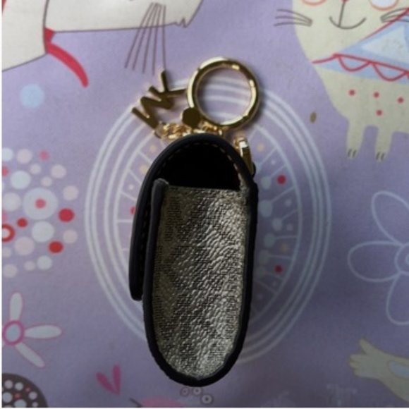 Michael Kors Jet Set Travel AirPod Case - Picture 6 of 15
